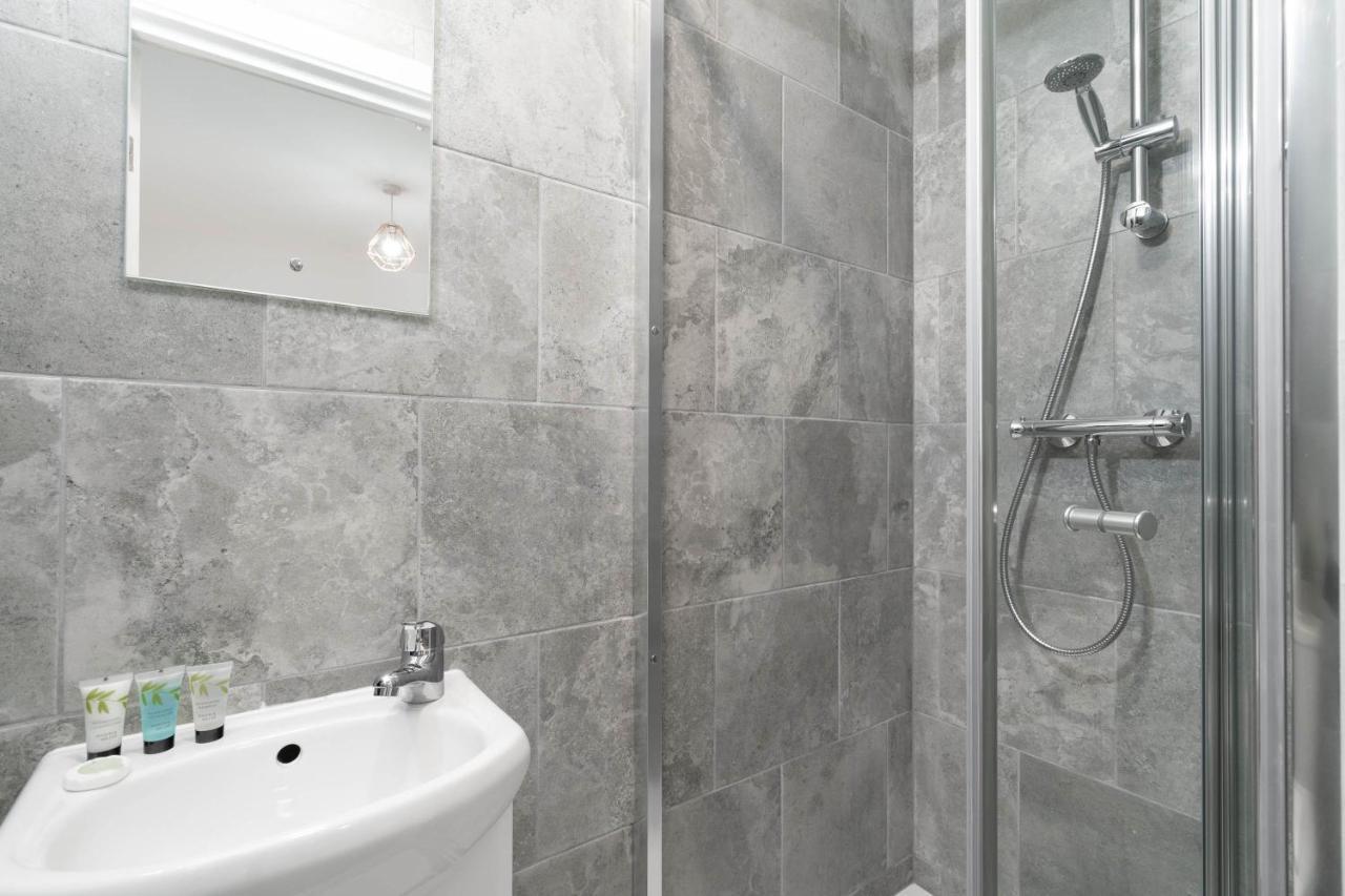 Two Bedroom Apartment - En Suites - Smart Tv'S - Wifi - Netflix - Bearwood Birmingham Eksteriør bilde